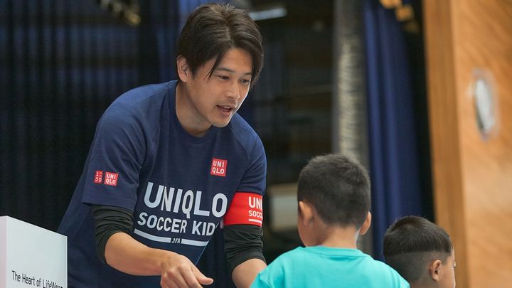 内田篤人氏、「JFAユニクロサッカーキッズ」で能登半島地震の被災地を再訪問！冬に向けて『ヒートテック』を寄贈
