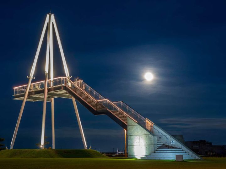 All About ニュース編集部が全国250人を対象に実施した「夜景が美しい温泉地に関するアンケート」の調査結果から、「夜景が美しいと思う富山県の温泉地」ランキングを発表！ 2位「氷見温泉郷」を抑えた1位は？