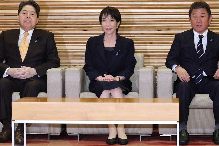 閣議に臨む高市早苗首相（中央）ら＝首相官邸（2025年10月23日、時事）