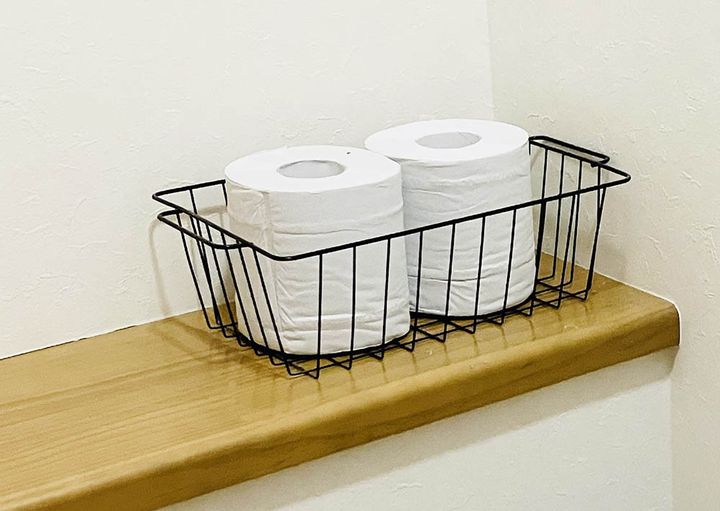 ワイヤーバスケットに入ったトイレットペーパー