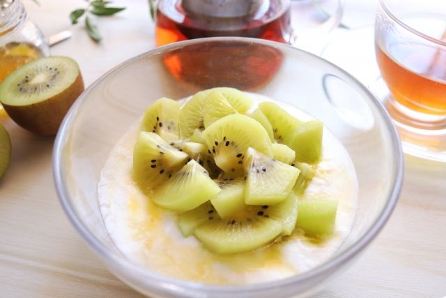 ヨーグルト キウイとハチミツトッピング 紅茶 おやつ時間