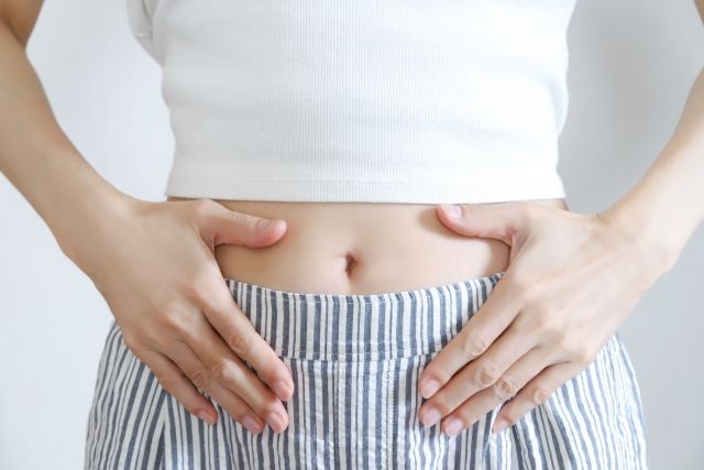 腸内環境 イメージ お腹に手を添える女性