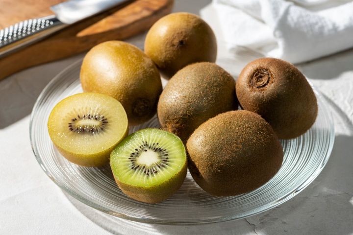 グリーンキウイとゴールドキウイをガラスの器にたくさん盛りつけます