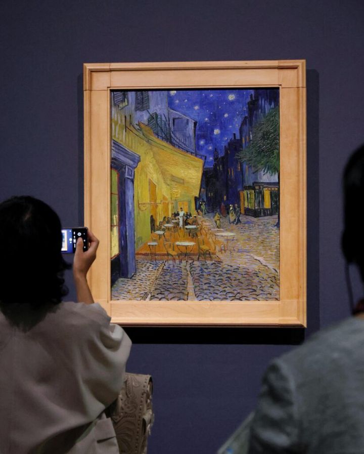 「夜のカフェテラス」を鑑賞する来場者 フィンセント・ファン・ゴッホ 《夜のカフェテラス（フォルム広場）》 1888年9月16日頃、油彩／カンヴァス、80.7×65.3cm クレラー＝ミュラー美術館 ©Collection Kröller-Müller Museum, Otterlo, the Netherlands.