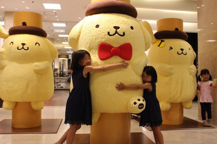 サンリオキャラクターのポムポムプリン公式アカウントが「ぼくのおさわりマップ大公開♡」として、キャラクターのどこに触れるとどう反応するかを示した画像を公開した投稿がバズっています。