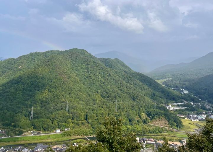 山頂からの景色 左上に虹