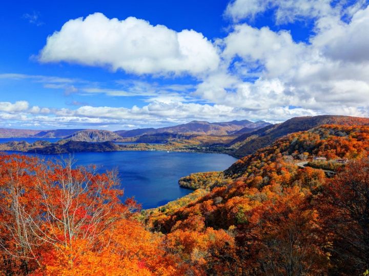 All About ニュース編集部が全国250人を対象に実施した絶景スポットに関するアンケート」の調査結果から、秋に行きたいと思う「秋田県の絶景スポット」ランキングを発表！ 2位「十和田湖」を抑えた1位は？