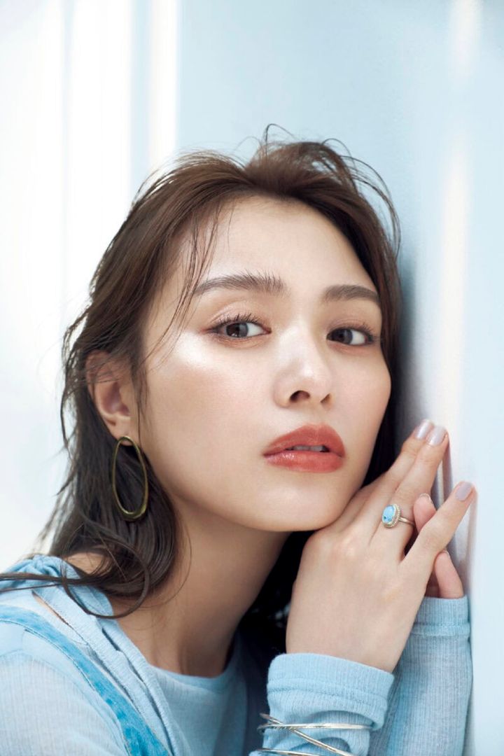 肌にちりばめたハイライトが、充実した内面を表現する モデル＝内田理央