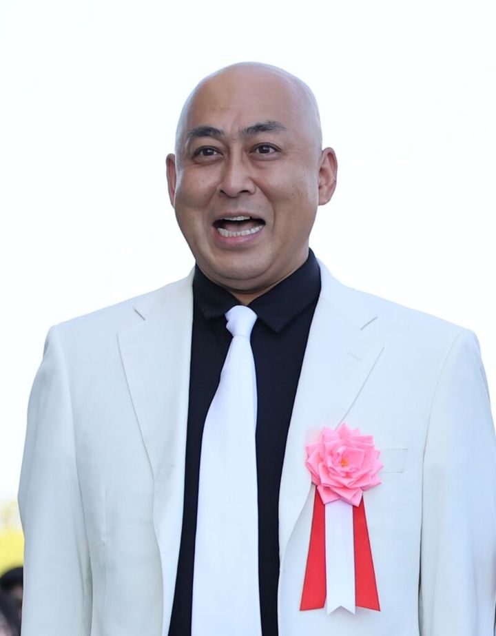 人気お笑いコンビ「錦鯉」の長谷川雅紀さん（54）が披露した「別人級ショット」が話題です。