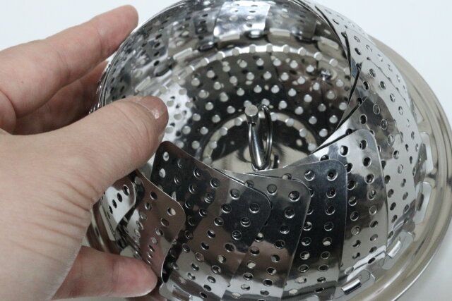 ダイソーのコンパクトになるステンレス折りたたみ蒸し器（23.5cm）