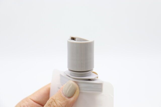 掛けられるつめ替えパウチ（プッシュタイプ、リング付） ノズル