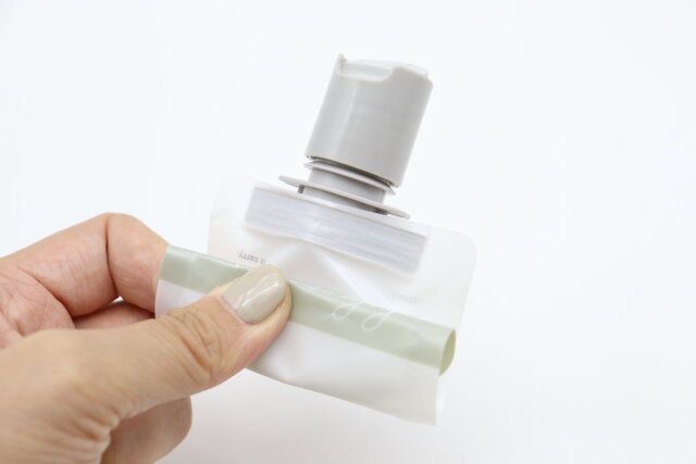 掛けられるつめ替えパウチ（プッシュタイプ、リング付） スリム