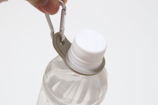 ダイソー カラビナ付ボトルキーホルダー（黒、白、ベージュ） 使用例