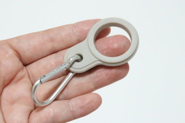 ダイソー カラビナ付ボトルキーホルダー（黒、白、ベージュ） カラビナ