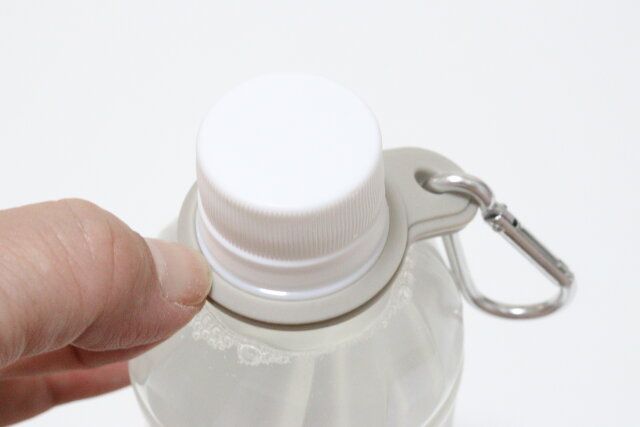 ダイソー カラビナ付ボトルキーホルダー（黒、白、ベージュ） 使い方