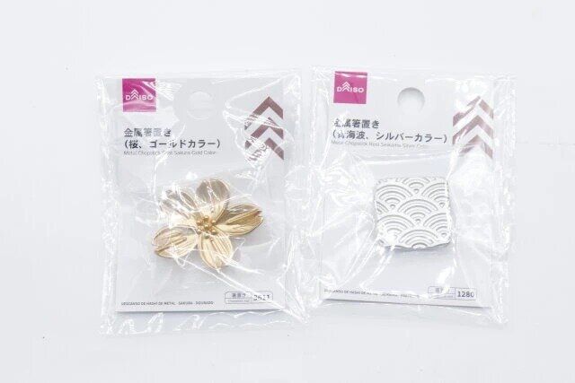 ダイソー 金属箸置き（桜、ゴールドカラー） 金属箸置き（青海波、シルバーカラー） パッケージ