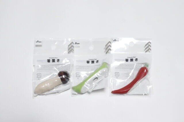 ダイソー 磁器箸置き（マツタケ、ブラウン） 磁器箸置き（エンドウマメ、グリーン） 磁器箸置き（トウガラシ、レッド） パッケージ