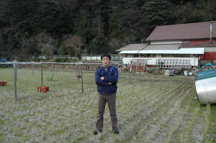 田んぼに建つ澄川さん