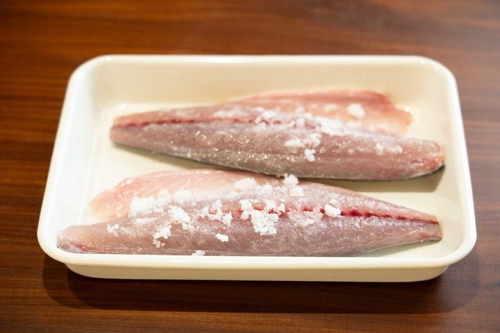 サバに塩をふる