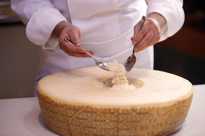 グラナパダーノチーズの器で仕上げる「ミルクリゾット」