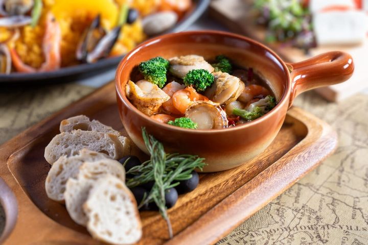 エビとホタテのアヒージョ バケット添え