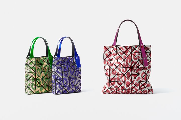 〈左〉ハンドバッグ ￥82,500 〈右〉トートバッグ￥95,700