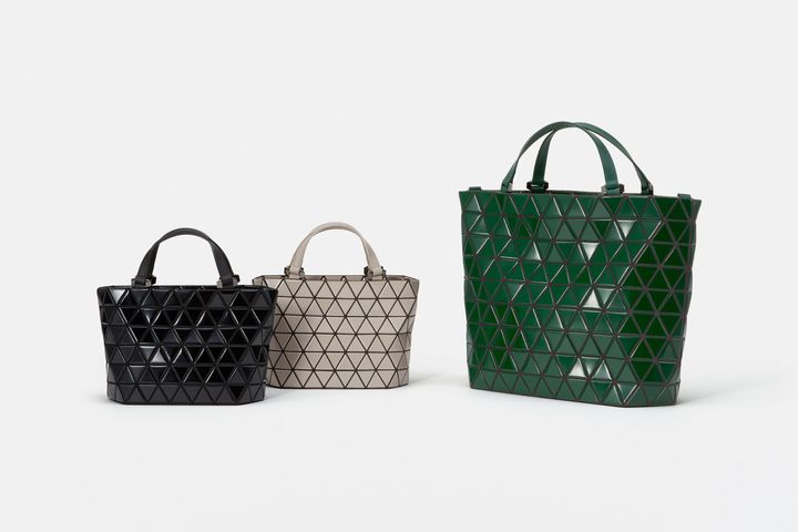 〈左〉スモールハンドバッグ ￥121,000 〈右〉ハンドバッグ ￥145,200