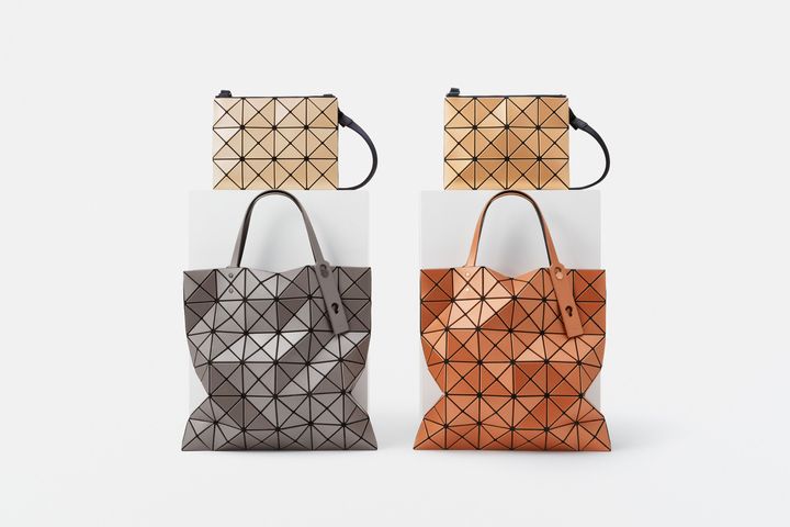 〈上〉ショルダーバッグ ￥35,200 〈下〉トートバッグ ￥48,400