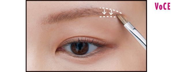 Dの小さい方を使い、Eの★をまずは眉尻の下側にスッと入れる。そのままパウダーはつけ足さず、上側にもトンッと置いて下にぼかす。