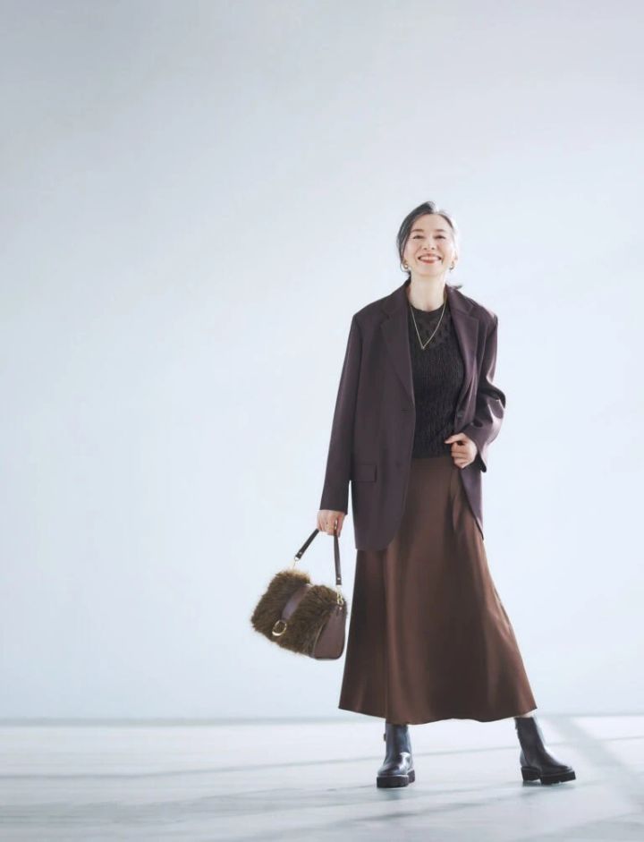 ジャケット¥85,800／ジェイドット（ジェイドット 自由が丘八雲店）、ニット¥30,800／セオリーリュクス（リンク・セオリー・ジャパン）、スカート¥17,000／バナナ・リパブリック、イヤリング¥12,100／アビステ、ネックレス¥33,000／プラウ、リング¥22,220／ピニャッタ（ズット ホリック）、バッグ¥18,700／ダイアナ（ダイアナ 銀座本店）、ブーツ¥37,400／ヒミコ