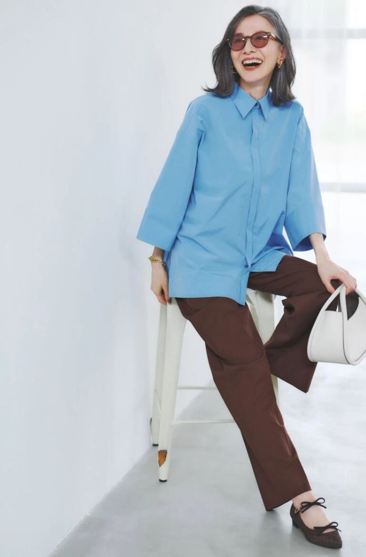 パンツ¥20,000／バナナ・リパブリック、シャツ¥12,000／プラステ、サングラス¥47,300／アイヴァン（アイヴァン 東京ギャラリー）、イヤリング¥16,200／アビステ、ブレスレット¥19,800／アドラル（ズットホリック）、バッグ¥46,200／オルセット（オルサ）、靴¥17,600／ダイアナ（ダイアナ 銀座本店）