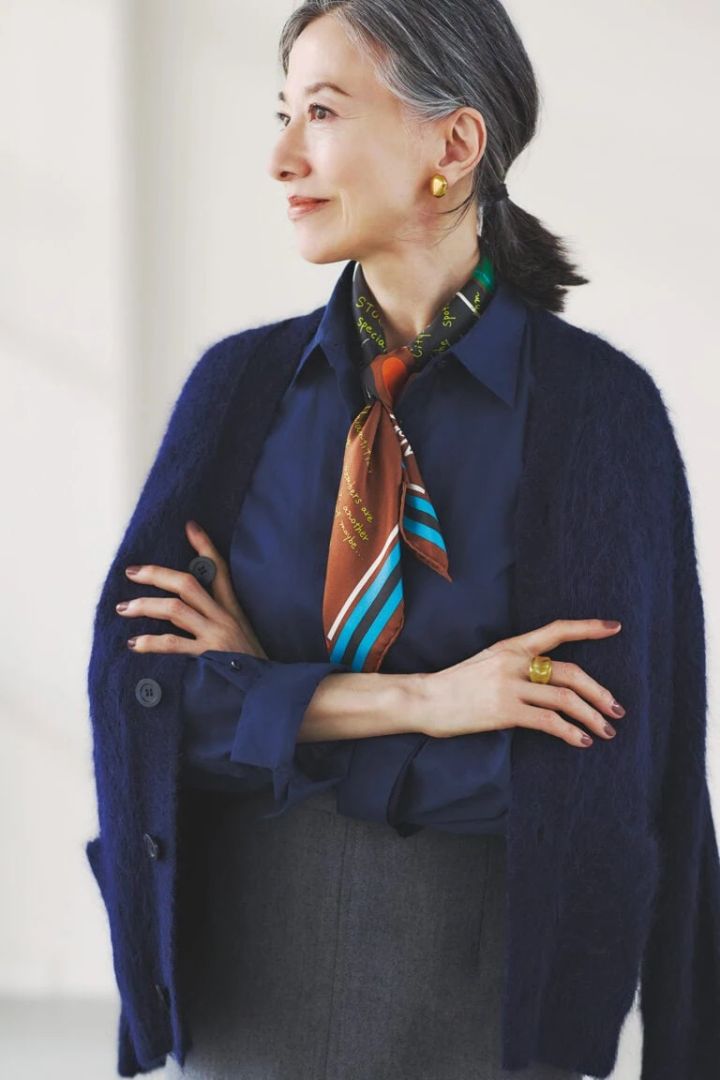 スカーフ¥16,500／マニプリ、カーディガン¥25,300／マカフィー（トゥモローランド）、シャツ¥8.789／ドゥクラッセ、スカート¥26,400／エーケーワン（ビームス ハウス 丸の内）、イヤリング¥5.250／アビステ、リング¥13,860／エムシー・スタジオ（ズットホリック）