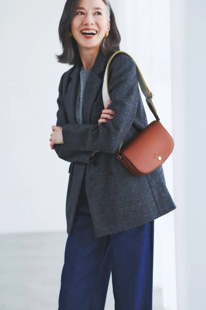 バッグ¥79,200／ロンシャン（ロンシャン・ジャパン）、ジャケット¥71,500／マカフィー（トゥモローランド）、ニット¥33,000／レキップ、デニム¥27,500アッパーハイツ（ゲストリスト）、イヤリング¥18,150／ケネス・ジェイ・レーン（ズットホリック）