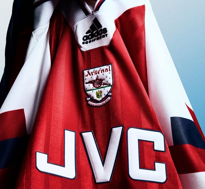 プレミア名門が90年代の復刻ユニフォームを発売！「完コピ」で再現したレトロユニ