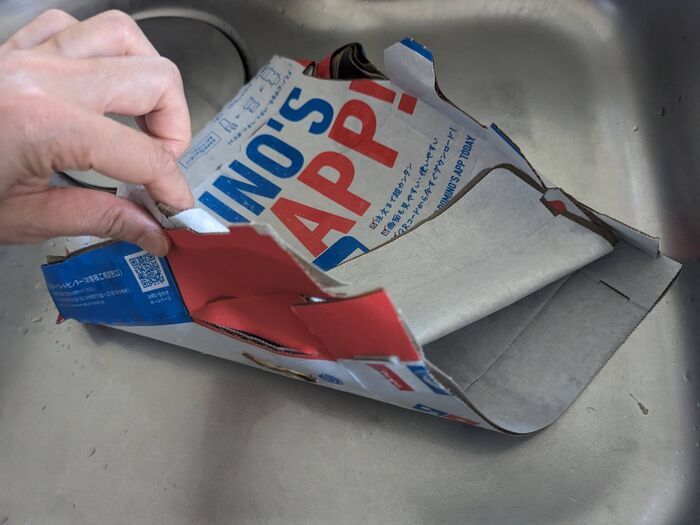 食べ終わった『ピザの箱』をあっという間に小さく丸める裏ワザ。ゴミ捨てがグンと楽になりますよ♡