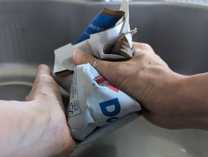 食べ終わった『ピザの箱』をあっという間に小さく丸める裏ワザ。ゴミ捨てがグンと楽になりますよ♡