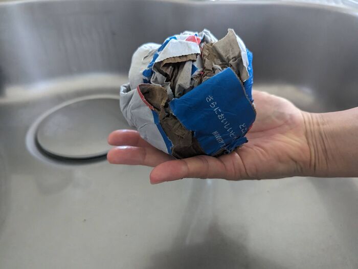 食べ終わった『ピザの箱』をあっという間に小さく丸める裏ワザ。ゴミ捨てがグンと楽になりますよ♡