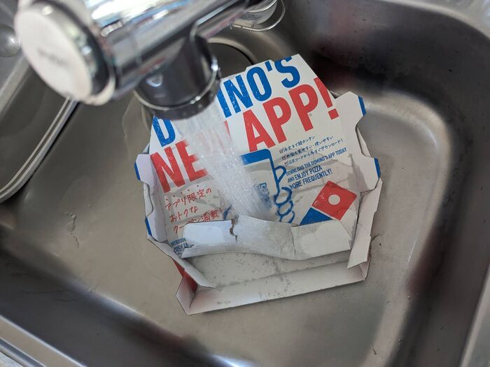 食べ終わった『ピザの箱』をあっという間に小さく丸める裏ワザ。ゴミ捨てがグンと楽になりますよ♡