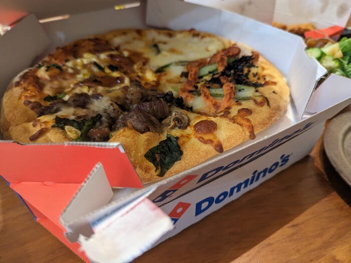 食べ終わった『ピザの箱』をあっという間に小さく丸める裏ワザ。ゴミ捨てがグンと楽になりますよ♡