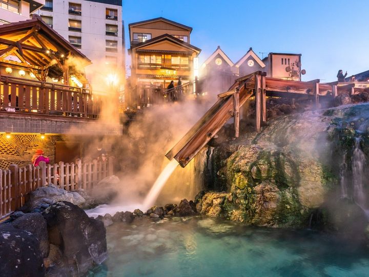 草津温泉は、「日本三名泉」の1つに数えられる群馬県が誇る名湯で、強酸性の泉質と自然湧出量日本一を誇る豊富な湯量が最大の魅力。温泉街の中心にある「湯畑」の情緒と、湯を冷ます伝統的な「湯もみショー」が観光の目玉です。