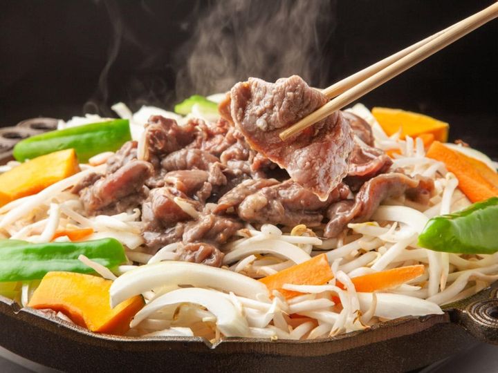 All About ニュース編集部は2025年9月22日に、全国10～70代の男女300人を対象に「都道府県のイメージ」に関するアンケート調査を実施しました。「郷土料理が魅力的」だと思う都道府県ランキングの2位は「北海道」、1位は？