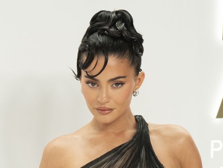 カイリー・ジェンナー、親友ヘイリー・ビーバーの結婚式批判された“お目立ちドレス“に言及 （C）AFLO width=