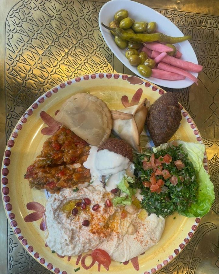 気軽なランチメニュー。写真のプレートは21ユーロ。7種類の人気レバノン料理を少量ずつ楽しめます。