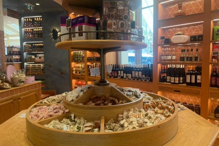 テイクアウトの店内にはお菓子や調味料のコーナーがあります。