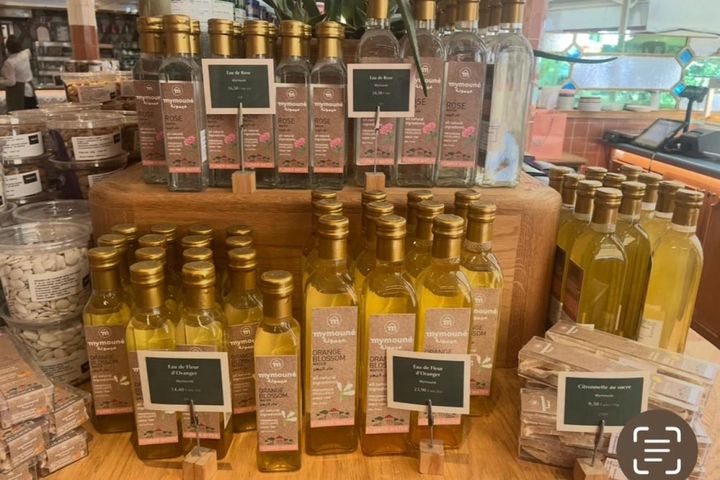 写真は老舗レストランNouraのテイクアウトコーナー。上段がローズウォーター。手前はオレンジブロッサムウォーター。カフェブランやお菓子に使います。 左側に並んでいるのは各種ナッツ類。