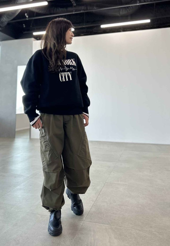 画像: 【UG】ユーティリティパンツ UNDERCOVER（XSサイズ着用） ¥3,990、ヘビーウェイトスウェットプルオーバー UNDERCOVER 1 （Sサイズ着用）¥2,990、ジップポケットボーダーT(長袖) UNDERCOVER（Sサイズ着用）¥2,990 ※太田さんの身長：159㎝ www.gu-global.com