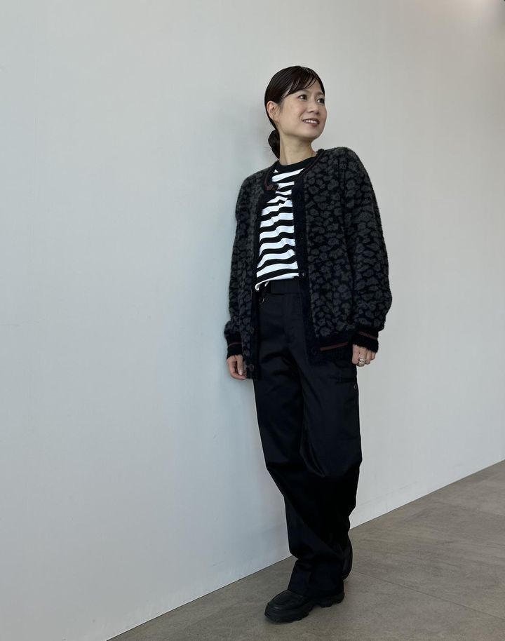 画像: 【UG】シャギークルーネックカーディガン UNDERCOVER（Sサイズ着用） ¥3,990、ジップポケットボーダーT(長袖) UNDERCOVER ¥2,990（Sサイズ着用）、チノフレアパンツ UNDERCOVER +X（XSサイズ着用） ※オンラインストア及び一部店舗のみ販売 ¥3,990. ※太田さんの身長：159㎝ www.gu-global.com