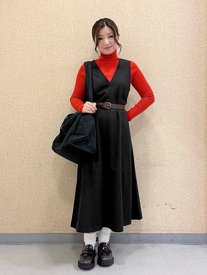 ベルトを巻いてより女性らしいシルエットに 出典：StyleHint 