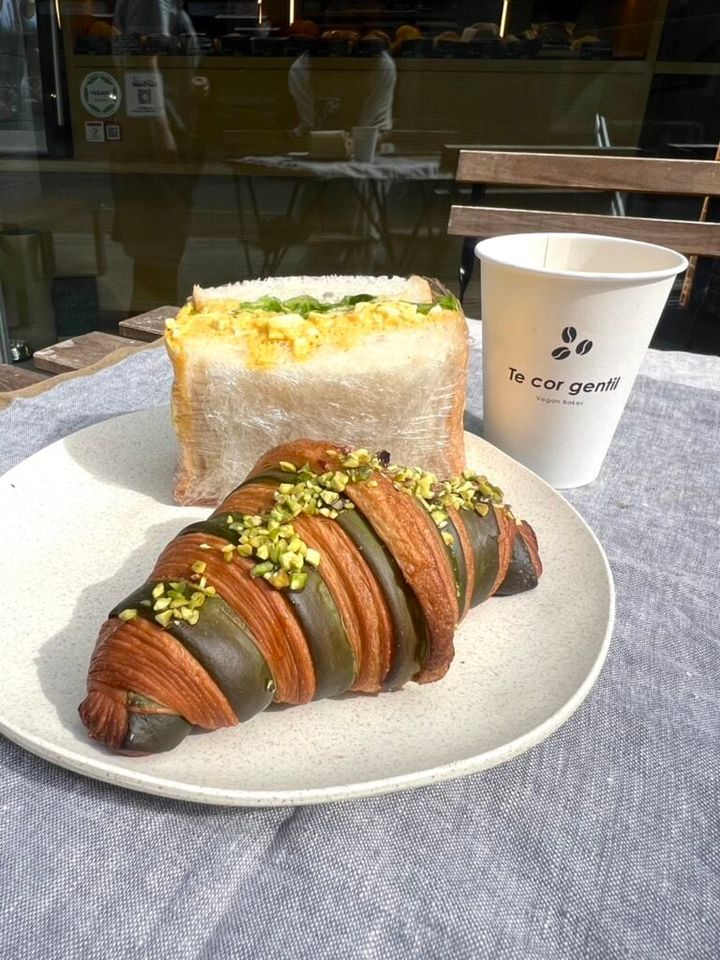 「テコールジャンティ」の「ピスタチオクロワッサン」¥650と「たまごサンド」¥580