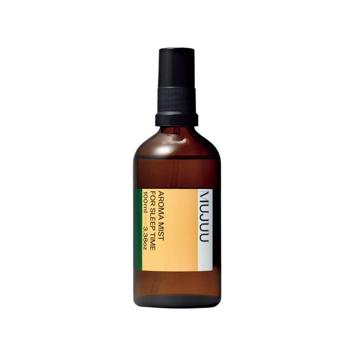 “香りで眠りをケアする”というアロマシリーズのミスト。天然素材で作られているのもうれしい。眠る前に枕や布団にシュッと吹きかけて。アロマミスト4400円（ムジュウ／U.S）